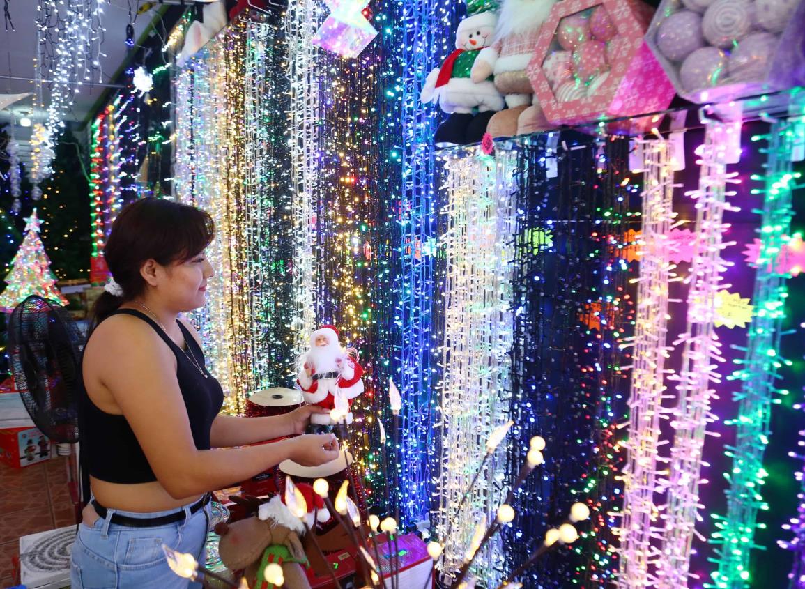 Llegan los adornos navideños al centro de Coatzacoalcos