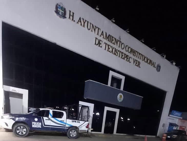 Mantiene CFE sin electricidad palacio municipal de Texistepec 