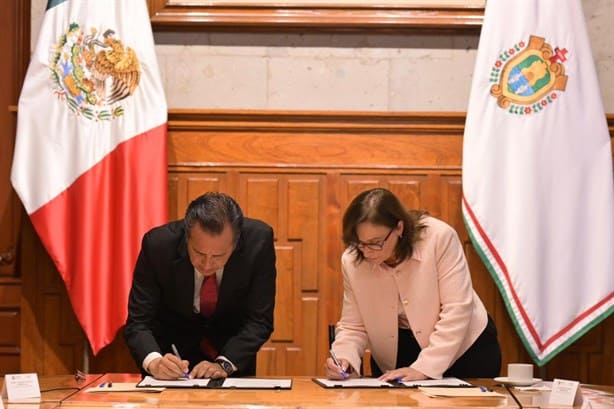 Rocío Nahle y Cuitláhuac García formalizan entrega-recepción con firma de actas