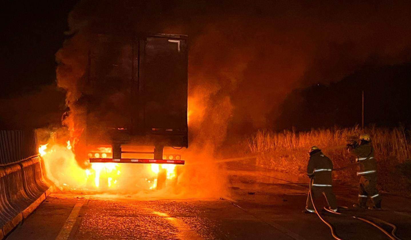 Con saldo blanco terminó fuerte incendio de tractocamión sobre la autopista Cosoleacaque-Nuevo Teapa