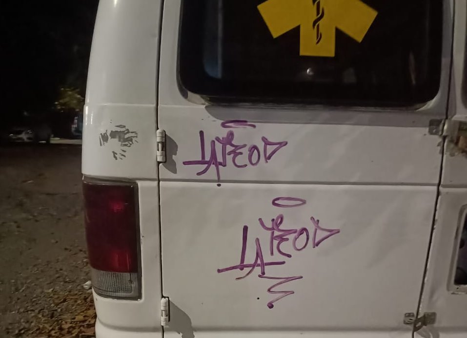 Vandalismo en Cardel: jóvenes grafitean viviendas y ambulancia de Cruz Ámbar