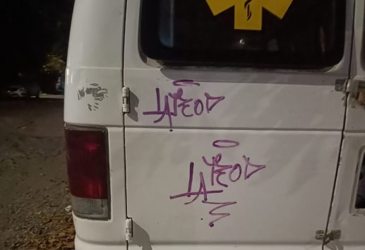 Vandalismo en Cardel: jóvenes grafitean viviendas y ambulancia de Cruz Ámbar