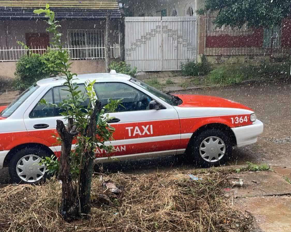 En Coatzacoalcos, despojan de su unidad a taxista acayuqueño