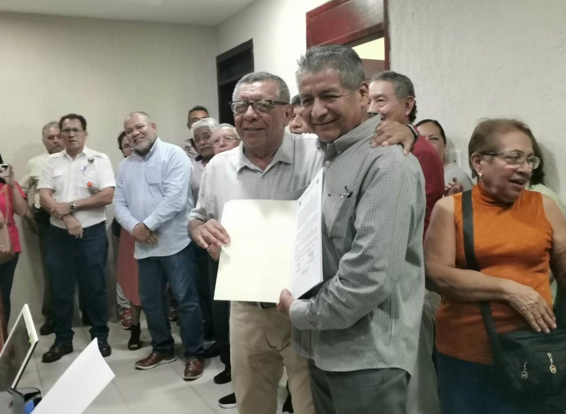 Sección 11: Entregan constancia a primer candidato registrado para presidencia del departamento de jubilados