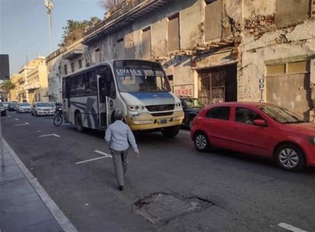 ¿De cuánto es la multa en Veracruz por estacionarse en una parada de camión urbano?