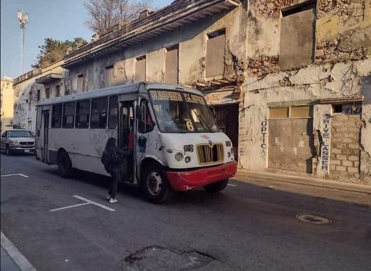 ¿De cuánto es la multa en Veracruz por estacionarse en una parada de camión urbano?