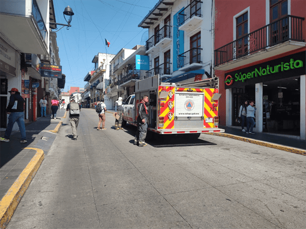 ¡Que susto! fuerte olor a gas causa alarma en el centro de Xalapa; era el drenaje (+VIDEO)