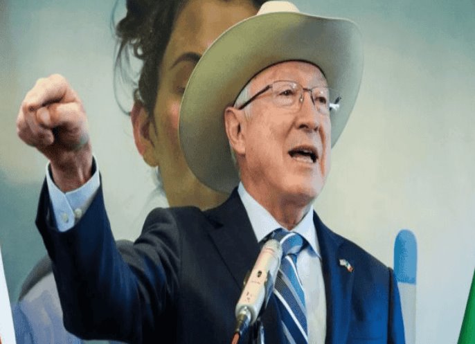 Ken Salazar saca las uñas