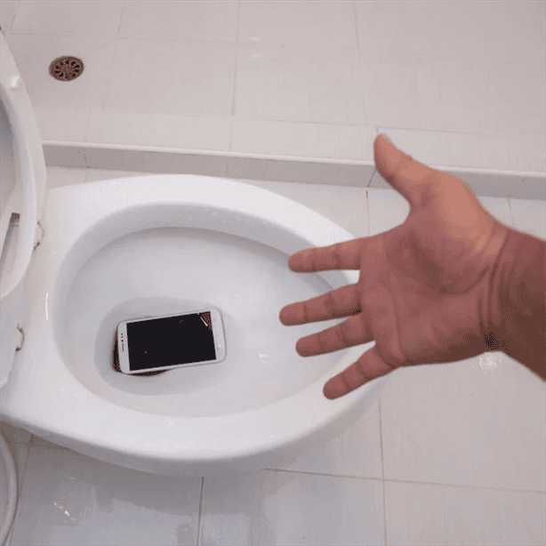 ¿Estas con el celular en el baño? Si pasas más de 10 minutos sentado podría afectar tu salud