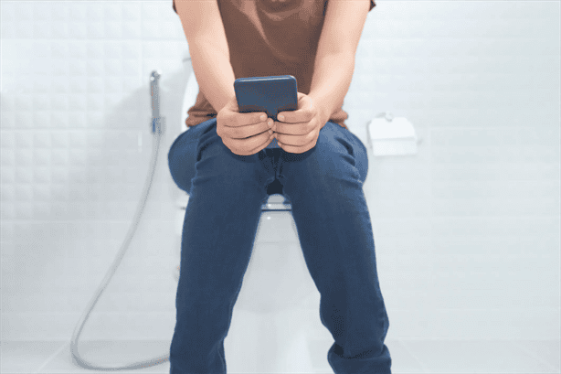 ¿Estas con el celular en el baño? Si pasas más de 10 minutos sentado podría afectar tu salud