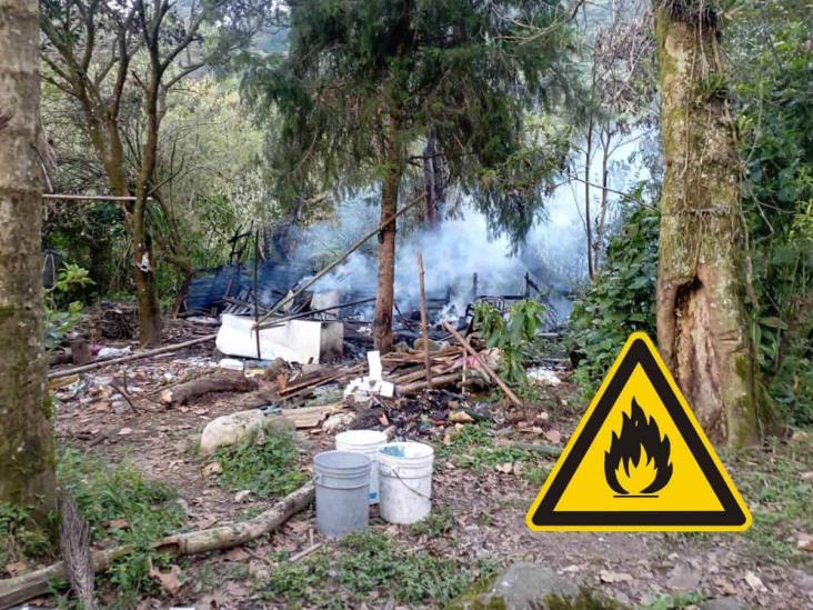 Fuerte incendio consume vivienda de madera en Ixhuatlancillo