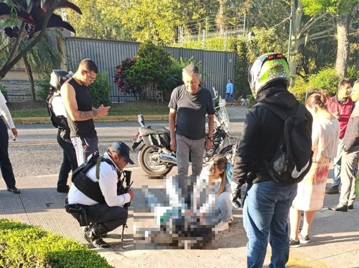 Motociclista es arrollado por un auto en la avenida Ávila Camacho en Xalapa 