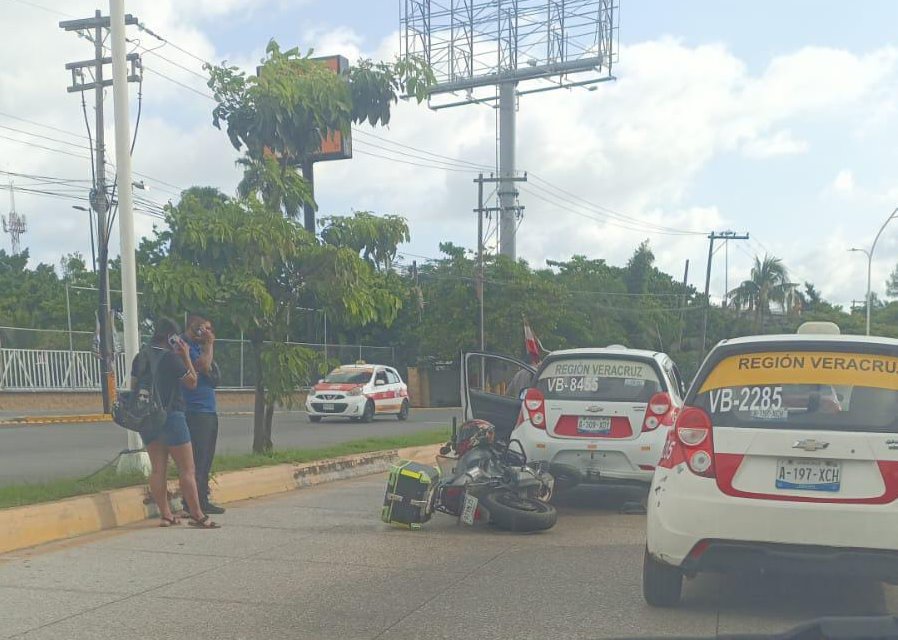 Accidente entre motocicleta y taxi genera tráfico en Paseo Ejército Mexicano de Veracruz