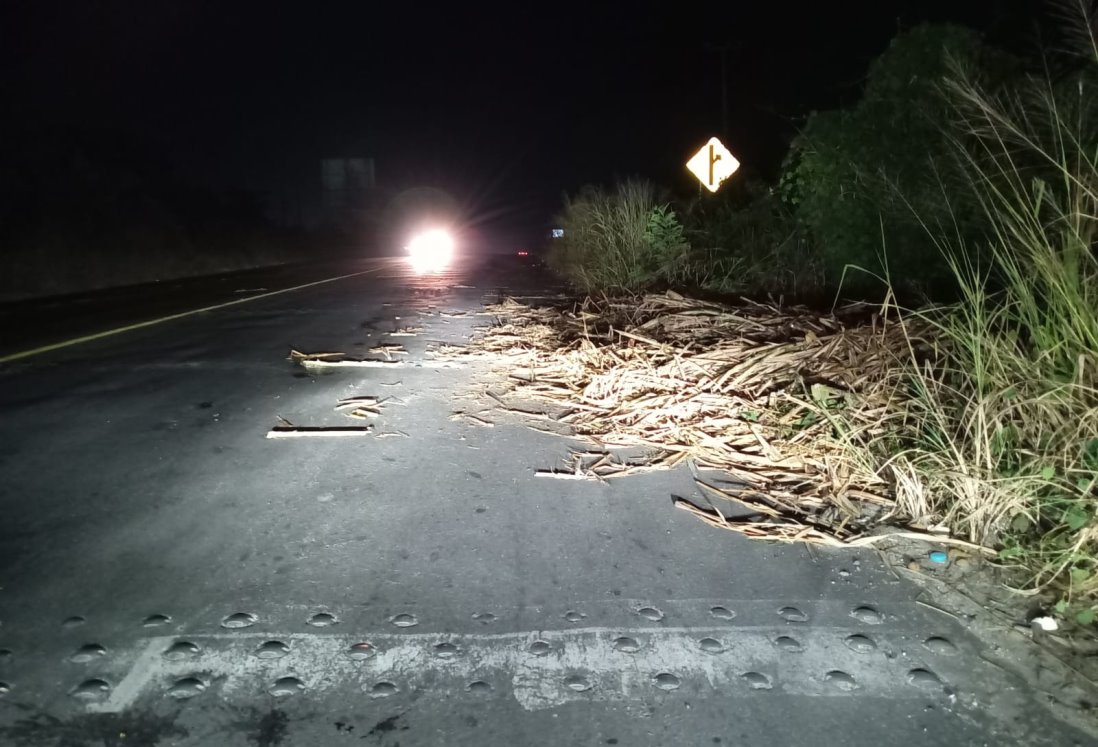 Bomberos retiran toneladas de caña en carretera Tierra Blanca-La Tinaja tras accidente