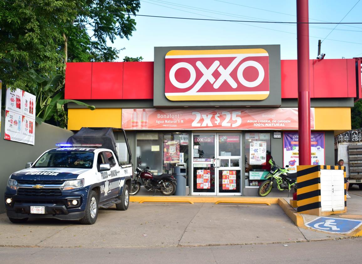 Amagan con un arma a empleados y roban Oxxo en Acayucan l VIDEO