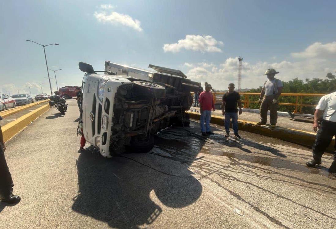 Una camioneta se volcó en el puente Allende de Veracruz