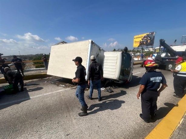 Una camioneta se volcó en el puente Allende de Veracruz