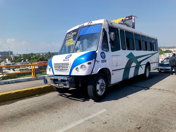 Una camioneta se volcó en el puente Allende de Veracruz