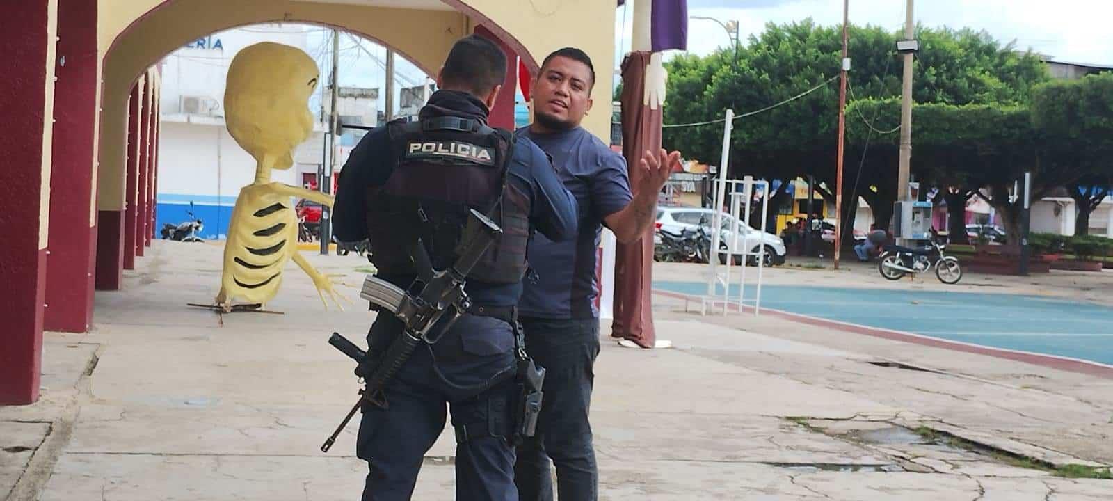 Se arreglan motorepartidores y policías en Las Choapas; agreden a reportero que cubría altercado