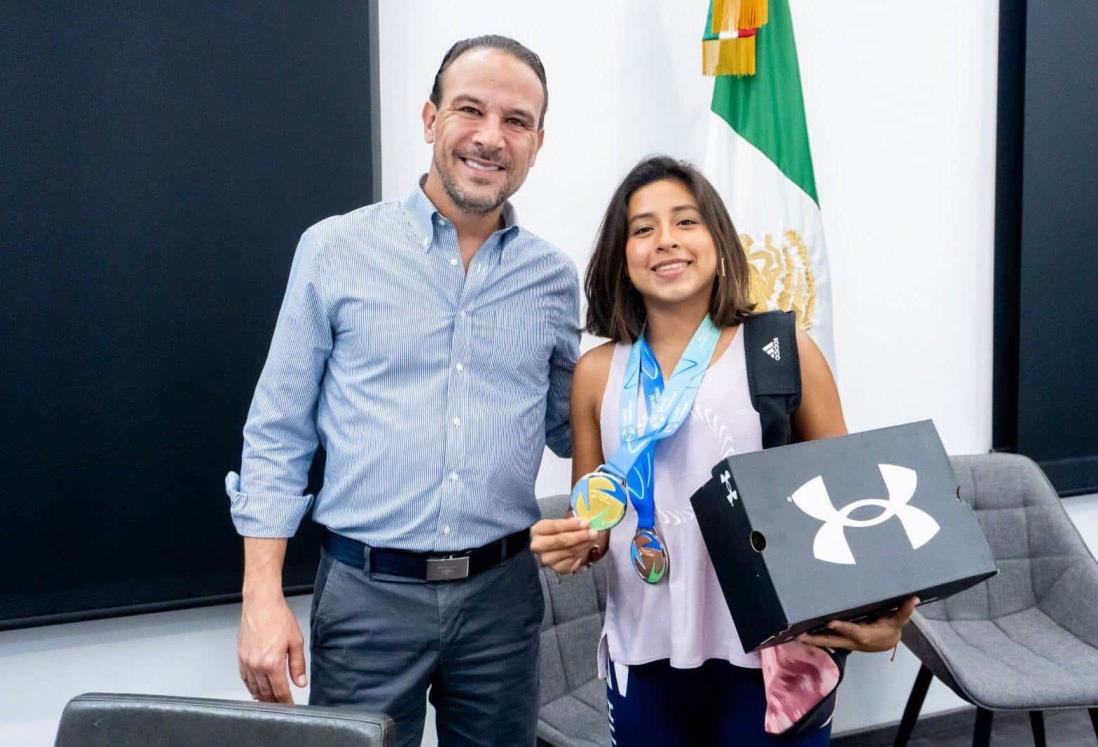 Alcalde de Boca del Río recibe a Paola Judith Zárate, quien ganó oro en el Mundial de Triatlón en España