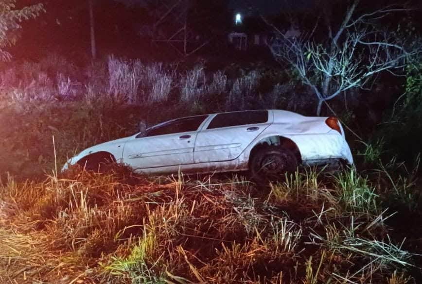 Auto termino fuera de la carretera Cosoleacaque-Acayucan; no se reportan heridos