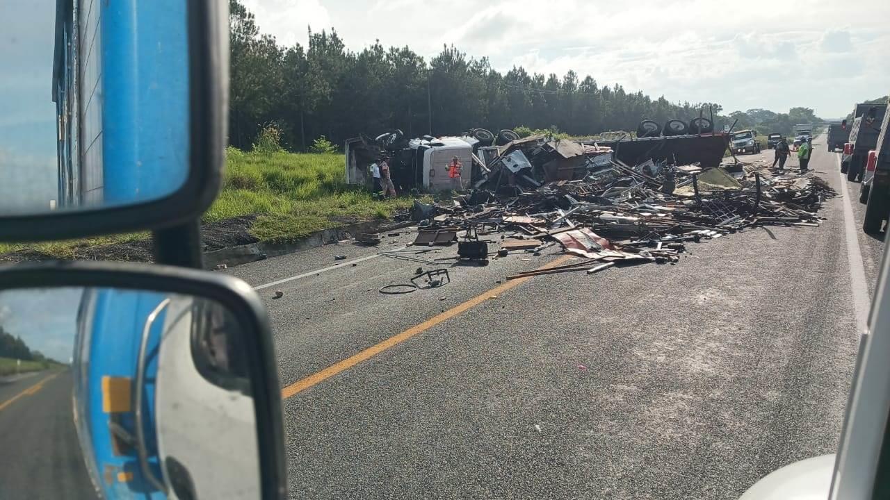 Volcadura de tráiler en la supercarretera Las Choapas-Raudales