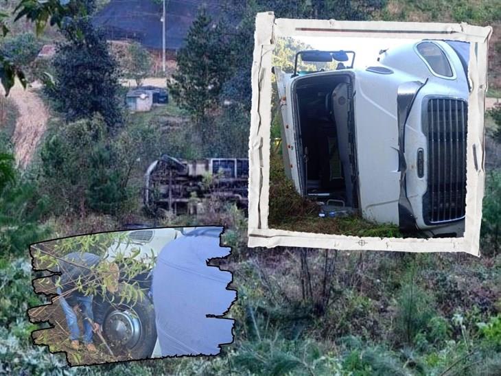 Camión de carga se queda sin frenos y cae por un barranco en Soledad Atzompa