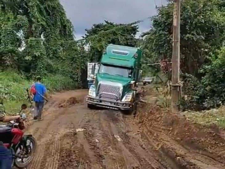 Pesadilla para transportistas paso obligado por la carretera Soteapan-Acayucan