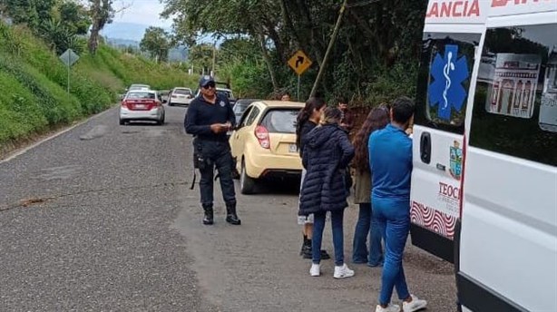 Cuatro maestros heridos tras volcadura de auto en Teocelo