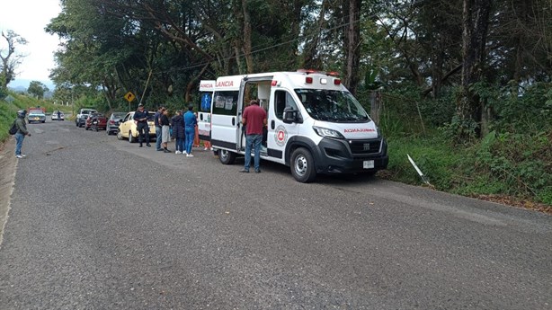 Cuatro maestros heridos tras volcadura de auto en Teocelo