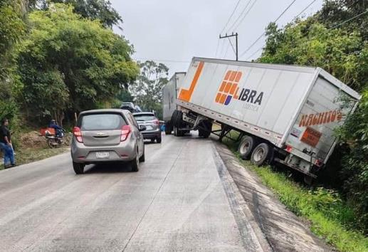 Derrape de tráiler causa caos vial en carretera Las Trancas-Coatepec