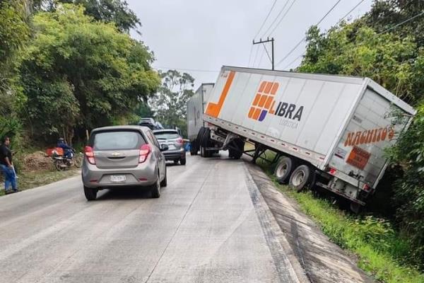 Derrape de tráiler causa caos vial en carretera Las Trancas-Coatepec