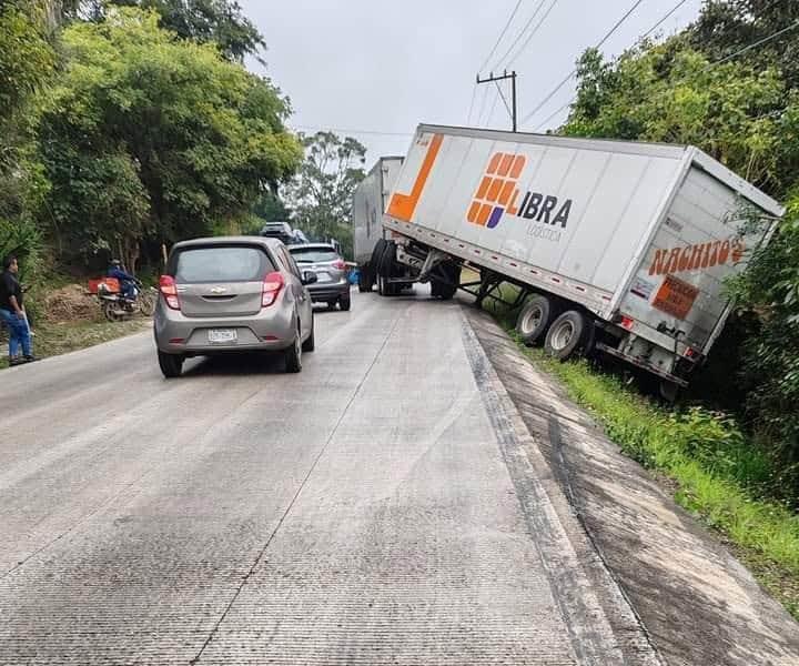 Derrape de tráiler causa caos vial en carretera Las Trancas-Coatepec