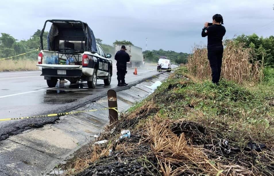 Hallan cuerpo macheteado a un costado de la carretera Las Choapas-Ocozocoautla