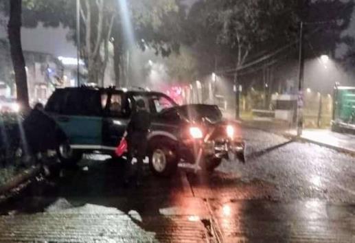 Chocan camioneta contra un árbol en plena avenida de Xalapa