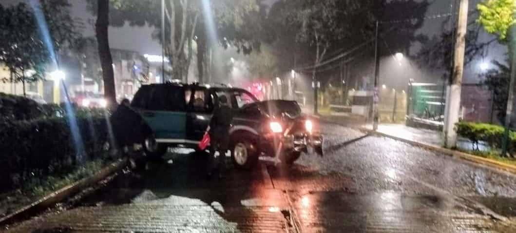 Chocan camioneta contra un árbol en plena avenida de Xalapa