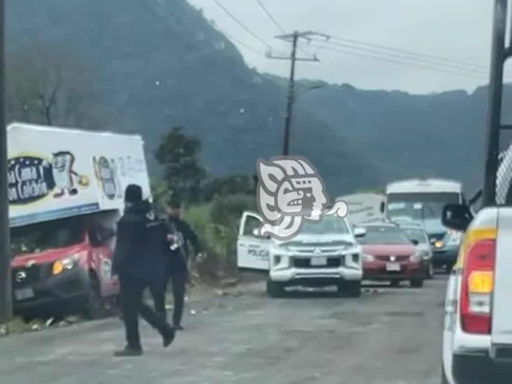 Choque en carretera entre patrulla y autobús en Amatlán deja pérdida materiales