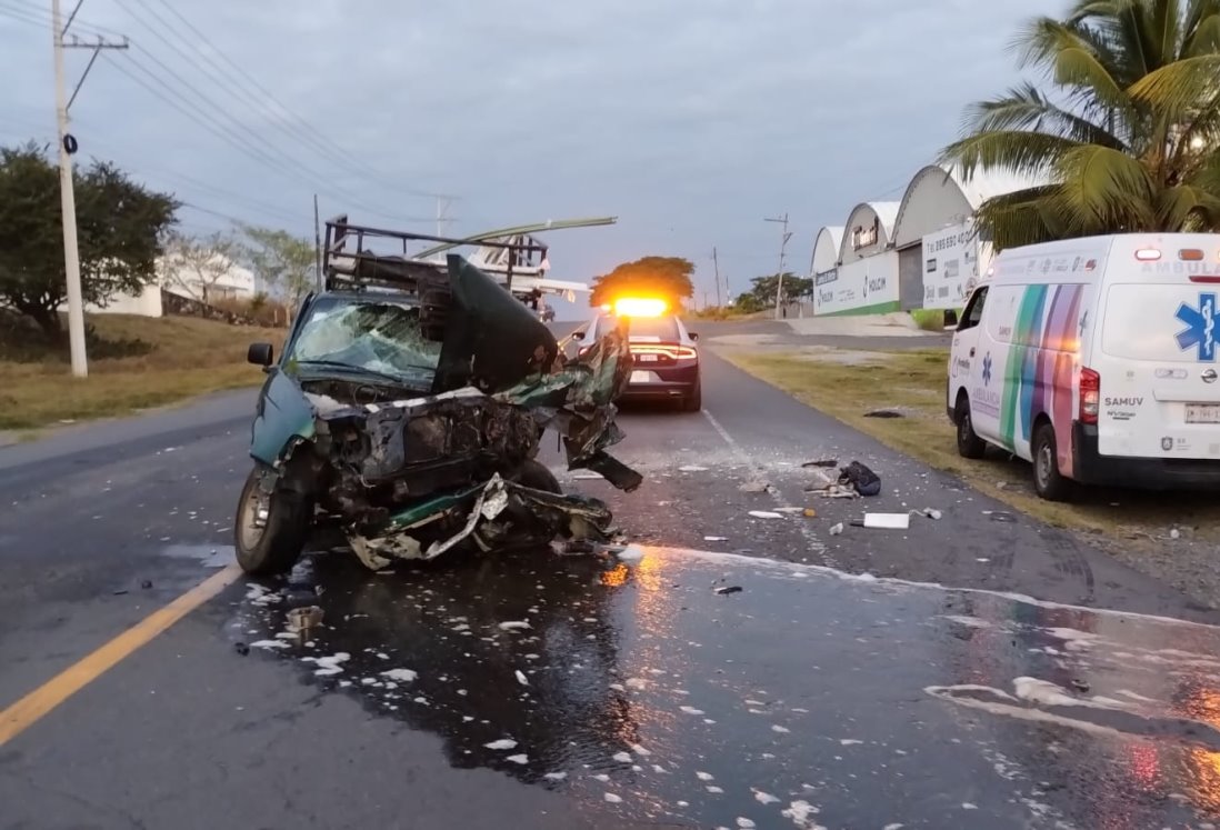 Tractocamión y camioneta chocan de frente en carretera Costera del Golfo