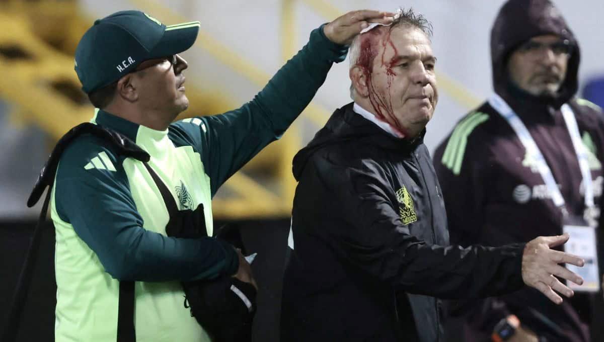 VIDEO: Afición le abre la cabeza a Javier Aguirre en partido México-Honduras