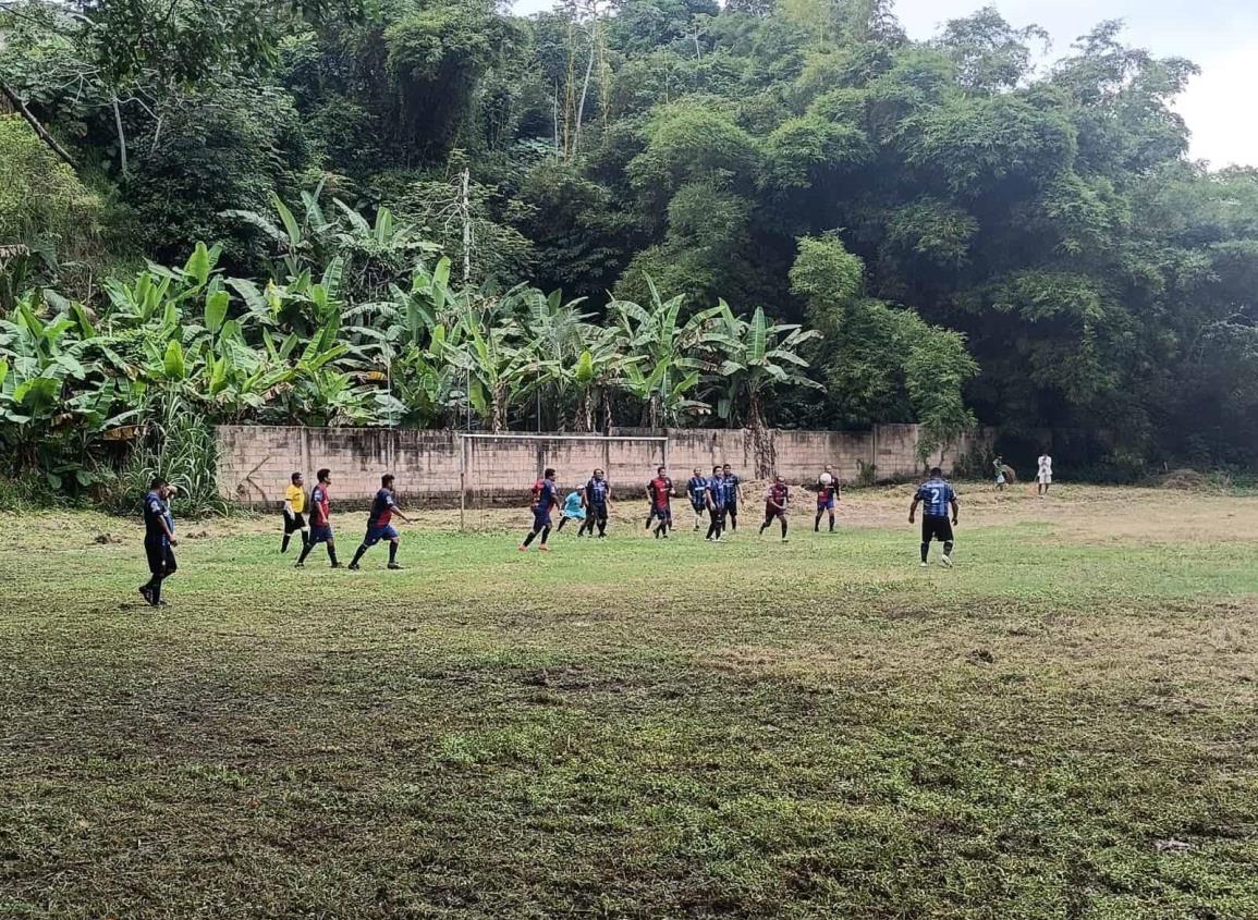 Voltereta de Jaibas Bravas al Deportivo de Cuichapa en la liga de fútbol de 40 en Moloacán