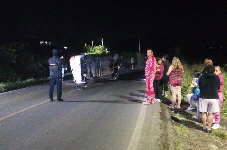 Por ir corriendo, auto termina volcado en la carretera a Huatusco, y el conductor lesionado