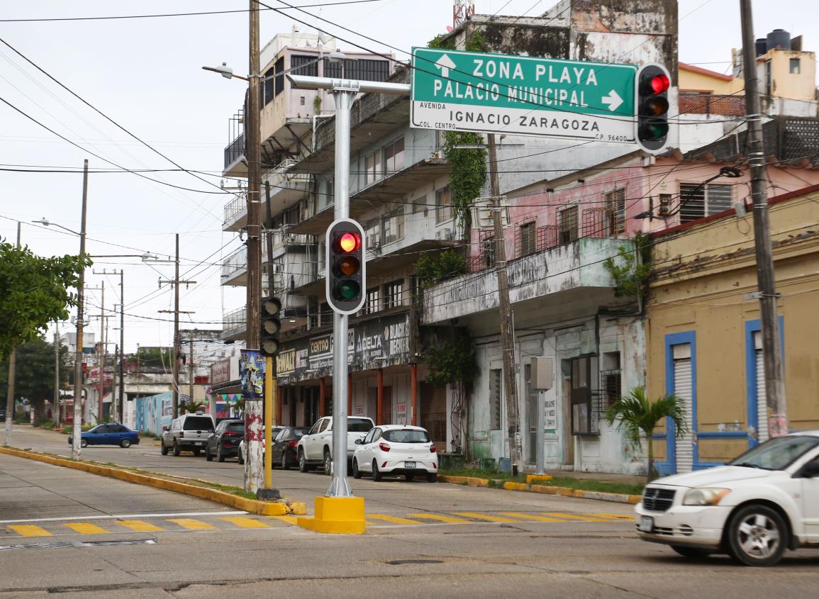 Centro de Coatzacoalcos ya tiene semáforos modernos; este avance lleva la obra