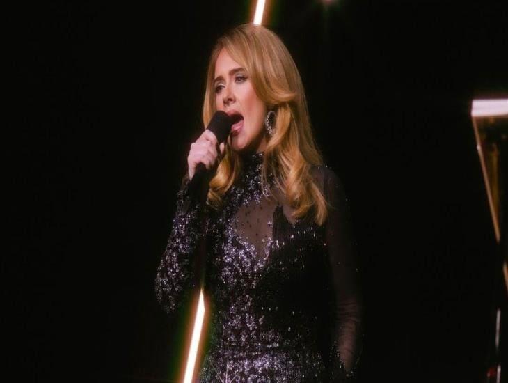 Adele presume su anillo de compromiso durante show en Las Vegas