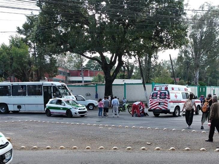 ¡Fueron imprudentes! Motociclista queda herido tras chocar con un taxi en Xalapa