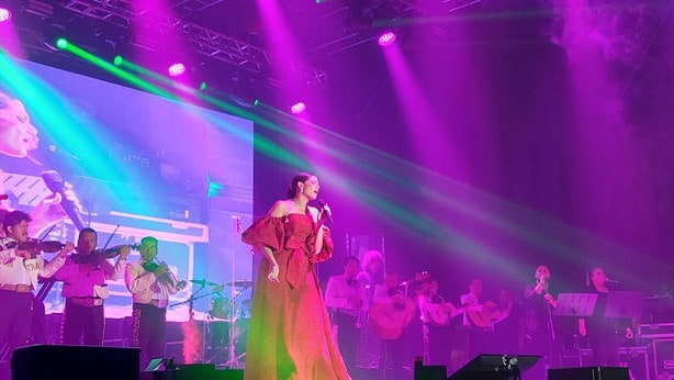 ¡Iluminó la noche! Natalia Jiménez canta en aniversario 32 del Aquarium de Veracruz