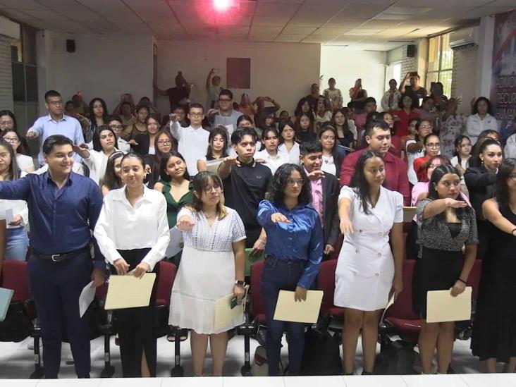 Jóvenes del CBTIS 79 realizan toma de protesta por su titulación