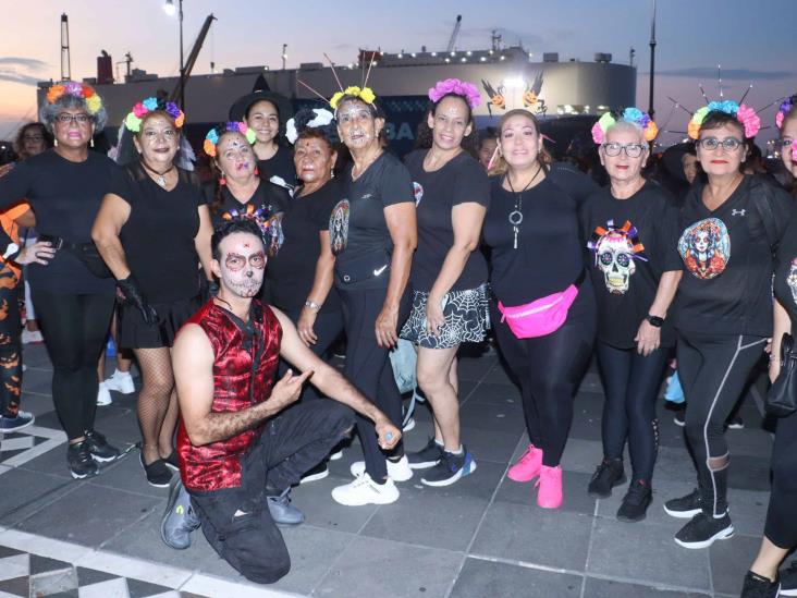 Grupos de Zumba realizan masivo de Thriller en la Macro Plaza del Malecón