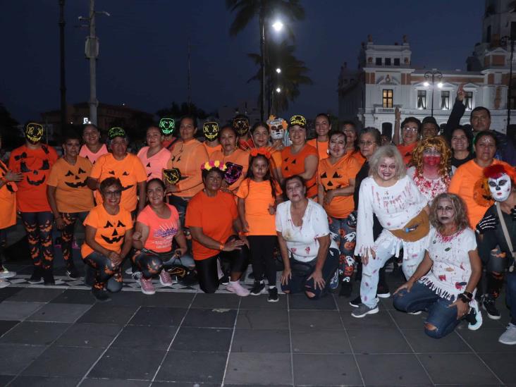 Grupos de Zumba realizan masivo de Thriller en la Macro Plaza del Malecón