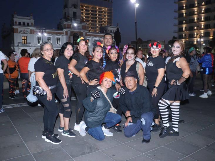 Grupos de Zumba realizan masivo de Thriller en la Macro Plaza del Malecón