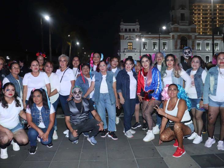 Grupos de Zumba realizan masivo de Thriller en la Macro Plaza del Malecón